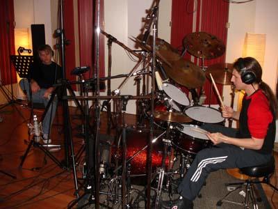 Drummer Rolf im Element - beobachtet von Sänger Schibä.