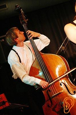 Bassist streicht Bass - nicht alltäglich im Pop