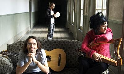Björn und Asita mit ihren Saiteninstrumenten auf dem Sofa