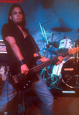 Bassist Toby - mag cute Girls und hasst cute Boyz