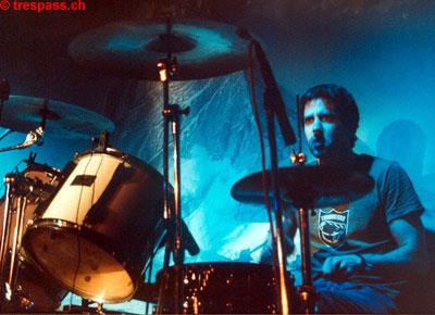 Der eingesprungene Live-Drummer vor dem Alpenpanorama im -Rock House