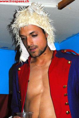 Carlos ohne Shirt - Sparmassnahmen bei Bonaparte