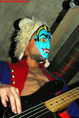 Carlos mit hypnotischer Blauer-Vampir-Maske
