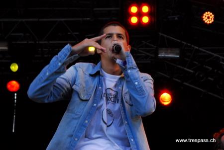 Vali auf der Bühne des Openair Lumnezia
