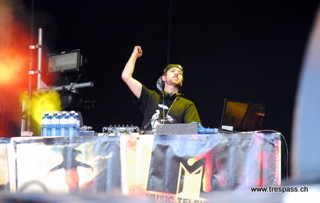 DJ Jäger heizt die Fans an