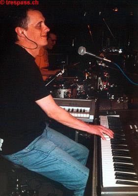 Songwriter und Wallisser Michi Gertschen an den Keys