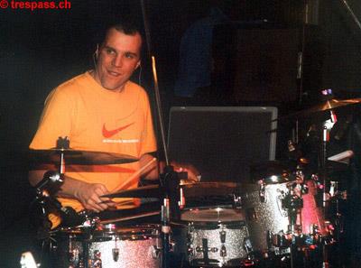 Drummer Rolf Caflisch - während die anderen sich amüsieren, baut er auf oder ab