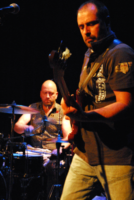 vorne: Bassist Gianni, hinten: Verstärkung am Drum - Tom Beck