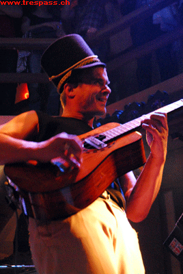 Der Hut schief wie die Gitarre - Schmidi live