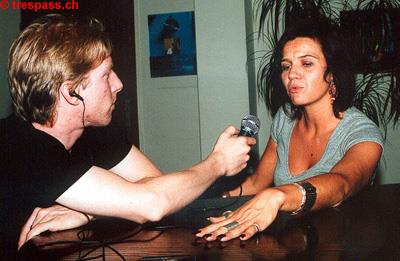 Während dem Interview wird die ganz normale Frau zum Glamour Girl