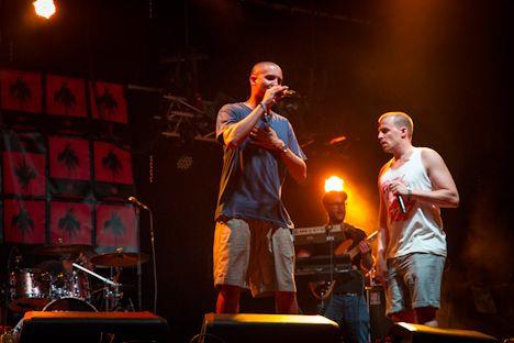 Dezmond Dez (mit Tommy Vercetti) auf der Gurten Waldbühne 2013