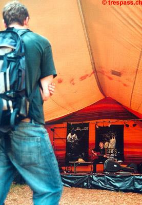Maurus beobachtet Ritschis Konzert im Zelt