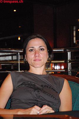 Emel in der Lobby des Crown Plaza Hotels in Zürich