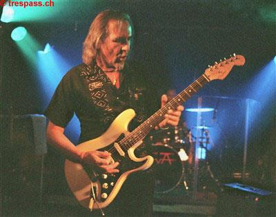 Fernando mit Gitarre in Grün/Blau