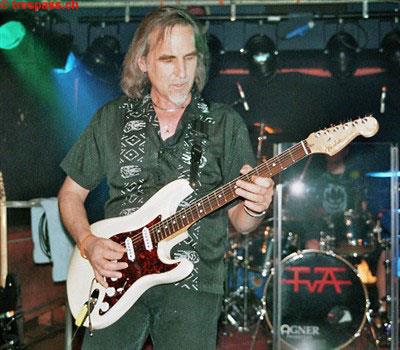 Fernando konzentriert an der Gitarre