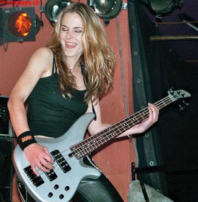 Wie Fernando allerdings diese Konzentration aufbringt - angesichts dieser Bassistin...