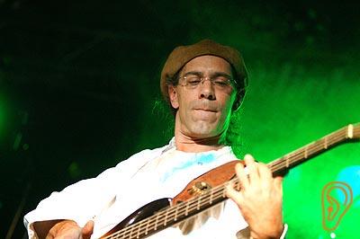 Happy slapping: Gees Bass