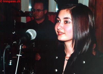Das singende Engelchen Ingrid (hinten: Drummer und Arrangeur Dani)