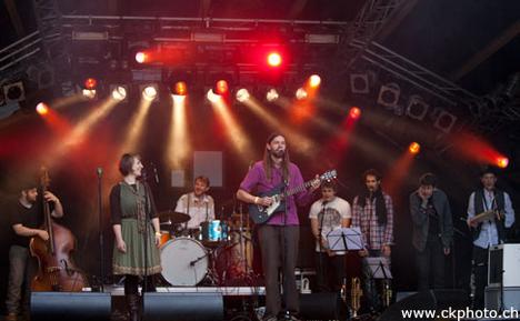 Die ganze Band auf einem Haufen - Grey Mole