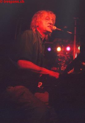 Hanery in seinem Element an Mikrofon und Piano