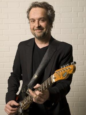 Ein verschmitztes Lächeln und die Gitarre im Anschlag - Hank Shizzoe