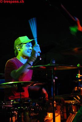 Drummer Jerome Galli wirbelt mit den Sticks