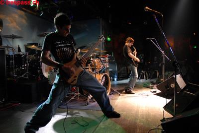 Bassist Deniz Danaci hat sich in Pose geworfen