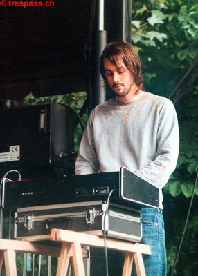 Auch der Bassist bedient die Keyboards