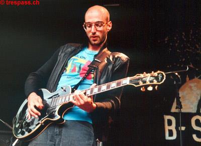 Sami an der Gitarre auf der B-Sides Bühne
