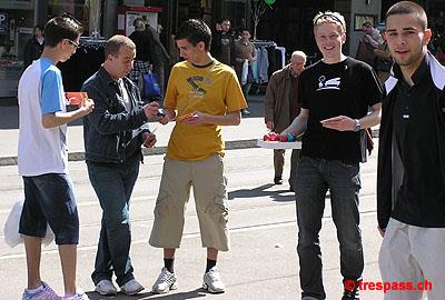 Karsumpu und Passanten