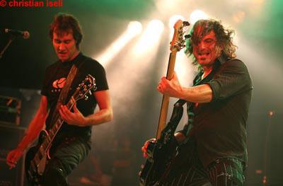 Bass und Rhythm Guitar lassen's krachen