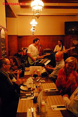Mitten in den Leuten - Kurt und Band