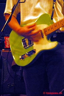 Kurt wirbelt auf seiner grünen Gitarre