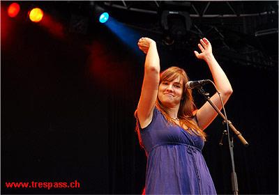 Lesley spielt mit dem Publikum
