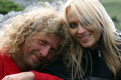 Luke beim Kuscheln mit Hauptdarstellerin Doro Pesch