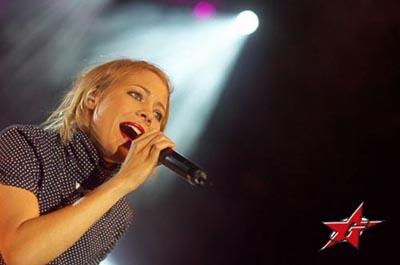 Lunik-Frontfrau Jaël live am Gurtenfestival 2007