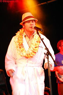 Ramon am Meer im Bademantel