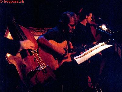 Kontrabass und akustische Gitarre untermalen die Mattersongs live