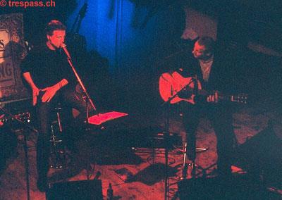Ueli Schmezer interpretiert die Songs in der Tradition Matters