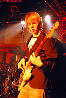 Bassist Adrian im zarten Zwielicht