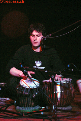 Perkussionist am Boden sitzend - Truly Unplugged...