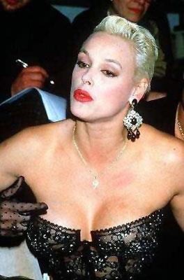 Brigitte Nielsen zeigt selbst, was an ihr besonders fett ist - Foto: Cellule Staminali