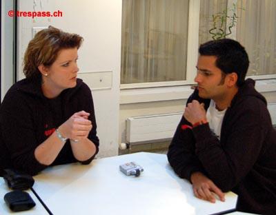 Debi im Talk mit Santosh