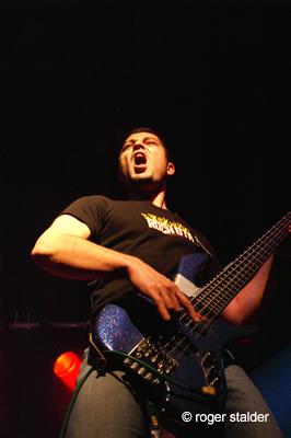 Andrej Abplanalp spielt den Bass