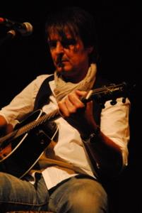 Paul bringt an ein reguläres Konzert bis zu 8 Gitarren mit!