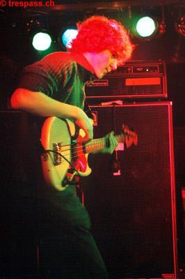 Gabriel "Socke" Felder am Bass und an diesem Abend erstmals am Lead-Gesang