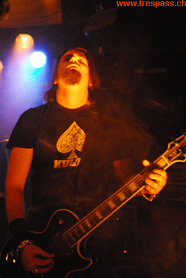 Gitarrist Sandro in Pure Inc typischer Pose