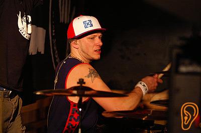 Tosi on drums