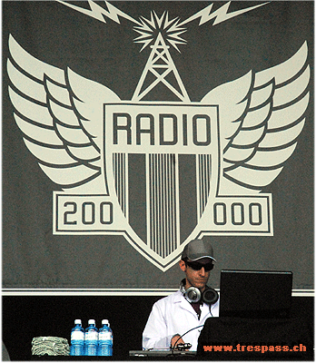 DJ vor dem Frauenfelder R200K-Banner