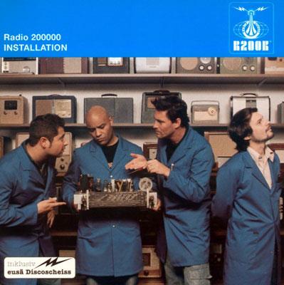 Installation-Cover: 4 Männer mit Elektroschrott